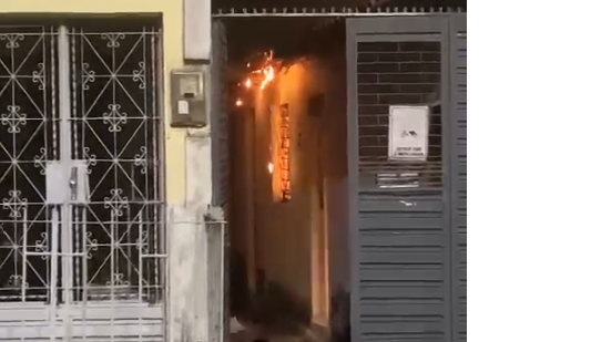 O incêndio foi registrado em uma vila, na madrugada desta quinta-feira (2) - Foto: Reprodução