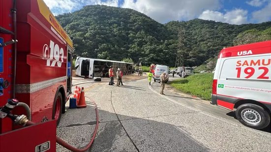 Ônibus com adolescentes tomba a caminho do Beto Carrero e deixa 24 feridos - Divulgação / CBMSC