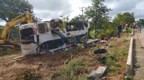 Sete pessoas morrem e 15 ficam feridas após ônibus tombar no Piauí - Valdênio Gomes / Rádio Cerrado FM