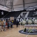 Família e amigos se despedem de Léo Batista em velório na sede do Botafogo - Eduardo Anizelli / Folhapress