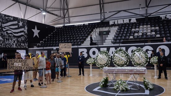 Família e amigos se despedem de Léo Batista em velório na sede do Botafogo - Eduardo Anizelli / Folhapress