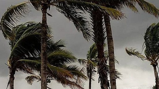 Pancadas de chuva podem provocar alagamentos em áreas com deficiência de drenagem urbana. - Foto: Ilustrativa/Reprodução