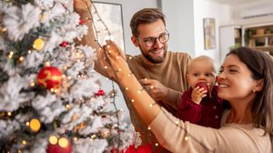 A decoração de Natal requer cuidados para evitar acidentes (Imagem: Impact Photography | Shutterstock)