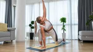 Os exercícios de pilates aumentam o bem-estar físico e mental (Imagem: Srdjan Randjelovic | Shutterstock)