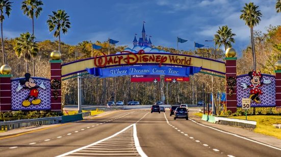 O passeio na Disney pode ficar mais fácil com algumas dicas (Imagem: VIAVAL TOURS | Shutterstock)