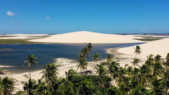 Jericoacoara tem opções de destino para todos os tipos de visitantes (Imagem: ByDroneVideos | Shutterstock)