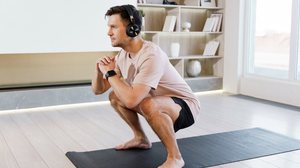 Os exercícios funcionais são ideais para quem busca o fortalecimento físico de forma acessível e prática (Imagem: muse studio | Shutterstock)