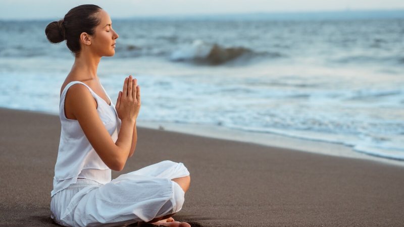 Momentos de oração promovem paz interior e atraem energias positivas, criando um ambiente de fé e proteção para um novo ciclo (Imagem: AboutLife | Shutterstock)