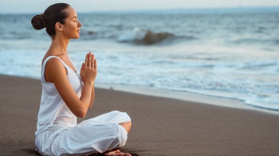 Momentos de oração promovem paz interior e atraem energias positivas, criando um ambiente de fé e proteção para um novo ciclo (Imagem: AboutLife | Shutterstock)