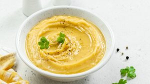 Sopa de abóbora com laranja-pera e coentro (Imagem: Irina Rostokina | Shutterstock)