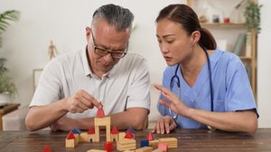 A terapia ocupacional capacita os pacientes para as suas atividades diárias (Imagem: PRPicturesProduction | Shutterstock)