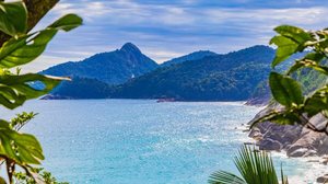 Angra dos Reis oferece um visual único com praias deslumbrantes e águas cristalinas (Imagem: Arkadij Schell | Shutterstock)