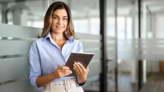 Escolher um novo rumo pode parecer desafiador, mas é também a chance de alcançar realizações mais significativas (Imagem: insta_photos | Shutterstock)