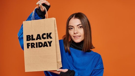 Adotar algumas estratégias ajuda a aproveitar as promoções da Black Friday sem preocupação (Imagem: LightField Studios | Shutterstock)