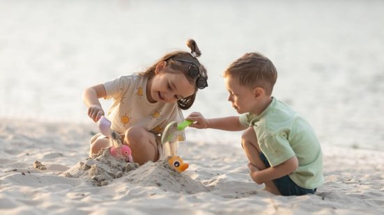 Quando contaminada, a areia da praia pode prejudicar a saúde (Imagem: Irina Mikhailichenko | Shutterstock)