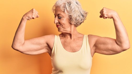 Hábitos saudáveis combatem a sarcopenia e aumentam a qualidade de vida (Imagem: Krakenimages.com | Shutterstock)