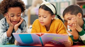 A literatura negra possibilita que jovens e crianças encontrem identificação e valorização em meio aos livros (Imagem: PeopleImages.com - Yuri A | Shutterstock)