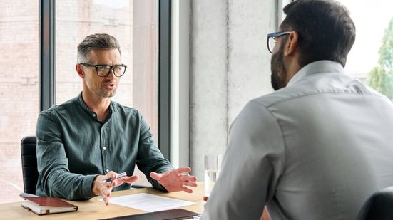 Para equilibrar os interesses sobre as férias, é necessário ter diálogo entre o funcionário e a empresa (Imagem: Ground Picture | Shutterstock)