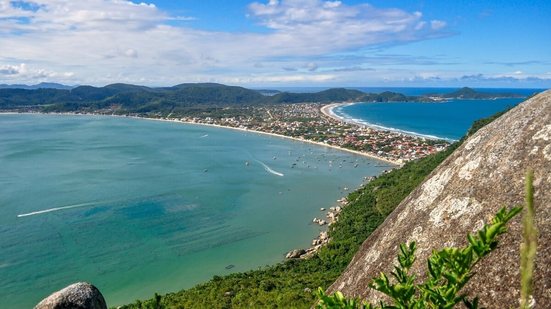 Bombinhas reúne vida noturna, gastronomia e belezas naturais (Imagem: cabuscaa | Shutterstock)