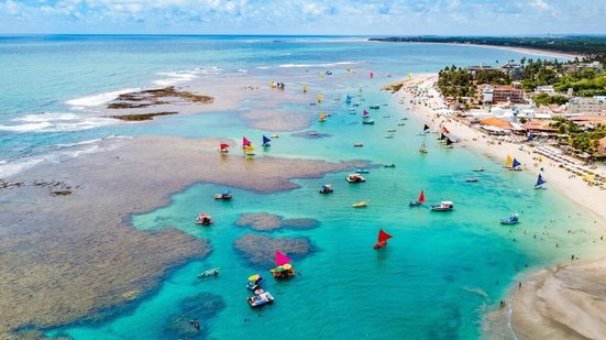 Porto de Galinhas tem paisagens naturais de tirar o fôlego (Imagem: Viagens e Caminhos | Shutterstock)