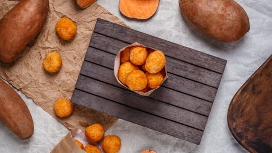 Bolinho de batata-doce com frango (Imagem: grafvision | Shutterstock)