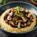 Polenta com cogumelos salteados (Imagem: Food Fantasy | Shutterstock)