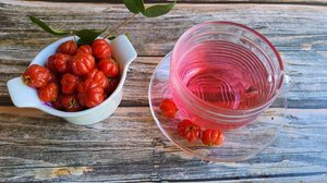 O chá de pitangueira, além de saboroso, é benéfico à saúde (Imagem: eliscora | Shutterstock)