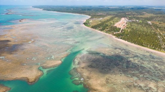 Entre faixas de areia desertas e cenários cinematográficos, algumas praias ainda preservam o encanto rústico e a calmaria que fazem toda a diferença na experiência de viagem (Imagem: RanilsonArruda | Shutterstock)