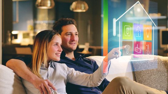 Com a tecnologia, dá para comandar diversos ambientes da casa (Imagem: Kitreel | Shutterstock)