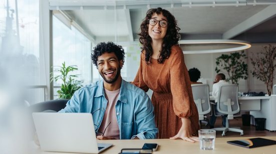 Adaptações reduzem os danos causados pelo barulho no trabalho e aumentam a produtividade (Imagem: JLco Julia Amaral | Shutterstock)