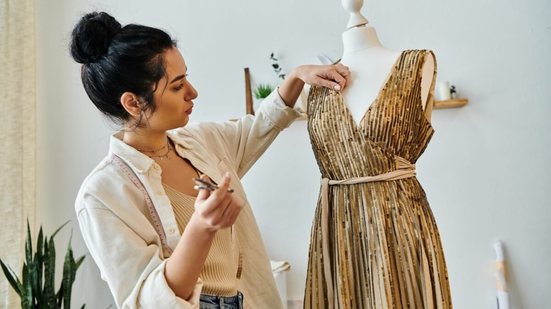 Personalizar roupas antigas é uma escolha que valoriza tanto a originalidade quanto a sustentabilidade no seu guarda-roupa (Imagem: LightField Studios | Shutterstock)