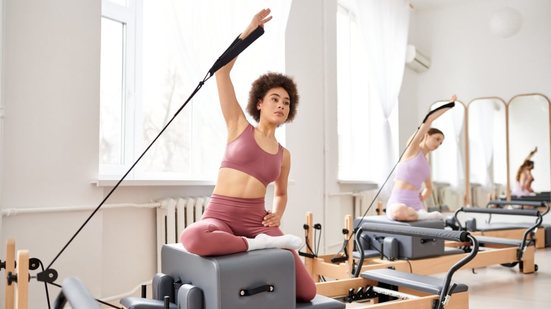 A prática do pilates promove o bem-estar físico e mental (Imagem: LightField Studios | Shutterstock)