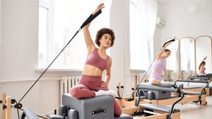 A prática do pilates promove o bem-estar físico e mental (Imagem: LightField Studios | Shutterstock)