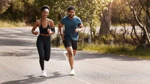 A prática regular de corrida melhora o humor, a resistência física e a qualidade do sono (Imagem: PeopleImages.com - Yuri A | Shutterstock)