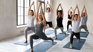 O yoga promove a conexão entre corpo e mente (Imagem: fizkes | Shutterstock)