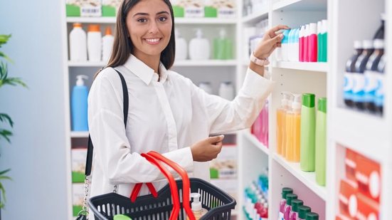 Incluir produtos íntimos na necessaire evita incômodos durante as férias (Imagem: Krakenimages.com | Shutterstock)