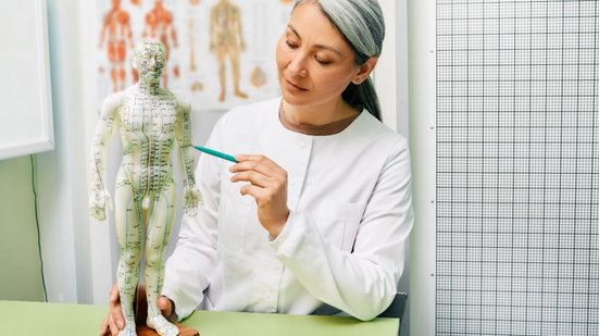 Com origem na medicina tradicional chinesa, a acupuntura é um dos caminhos na medicina alternativa para promover bem-estar (Imagem: Peakstock | Shutterstock)