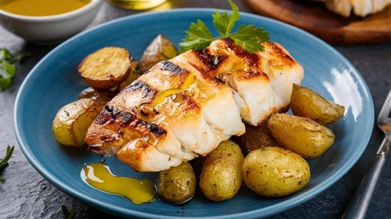 Bacalhau assado com batata (Imagem: Food Fantasy | Shutterstock)