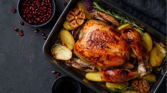 Frango assado ao molho de romã (Imagem: rom_olik | Shutterstock)