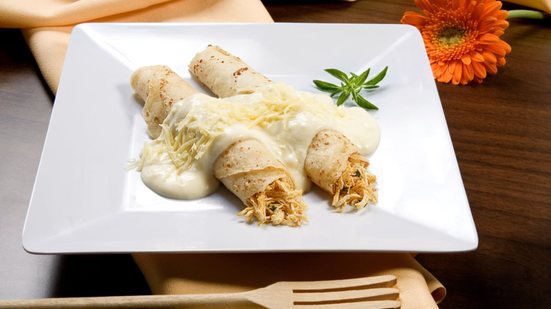 Panqueca de frango com molho branco (Imagem: Mauricio Sanches do Prado | Shutterstock)