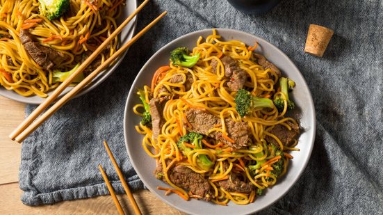 Yakisoba de carne (Imagem: Brent Hofacker | Shutterstock)