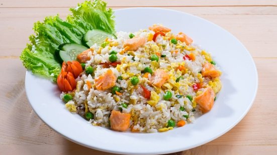 Arroz com salmão e vegetais ajuda no ganho de massa muscular (Imagem: rachmanusman | Shutterstock)