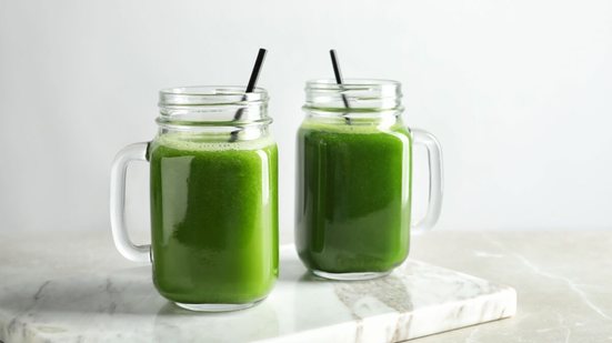 Suco verde energizante (Imagem: New Africa | Shutterstock)