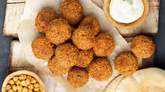 Bolinho assado de grão-de-bico e batata-doce (Imagem: Dmitrii Ivanov | Shutterstock)