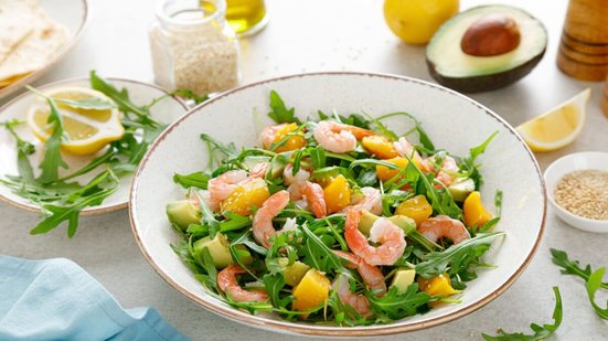 Salada de camarão com manga (Imagem: Sea Wave | Shutterstock)