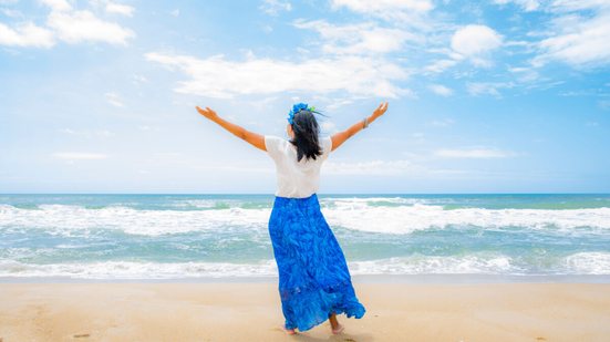 Rituais na praia podem ajudar a atrair boas energias e a começar o ano com mais leveza e equilíbrio (Imagem: manolobastos | Shutterstock)