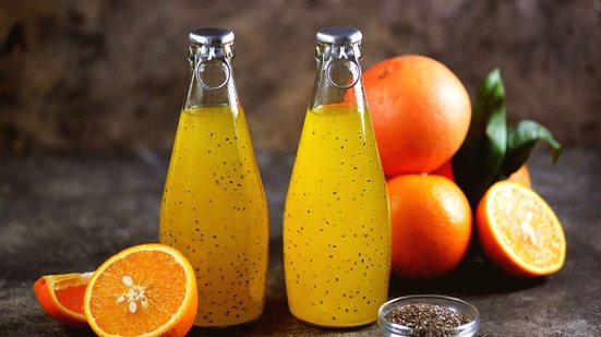 Suco de laranja com chia (Imagem: Chudo2307 | Shutterstock)