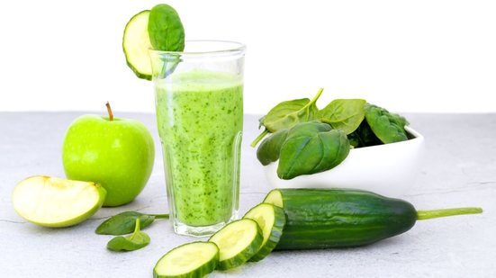 Suco verde para dar energia (Imagem: SvetlanaParnikova | Shutterstock)