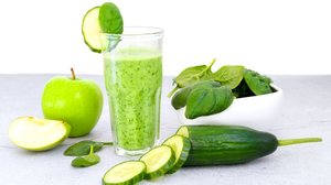 Suco verde para dar energia (Imagem: SvetlanaParnikova | Shutterstock)