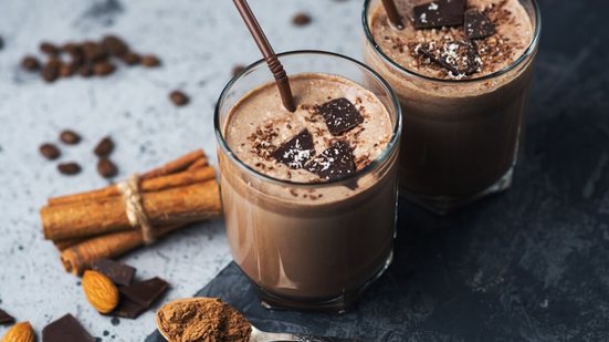 Vitamina de chocolate com café e canela (Imagem: PavelKant | Shutterstock)